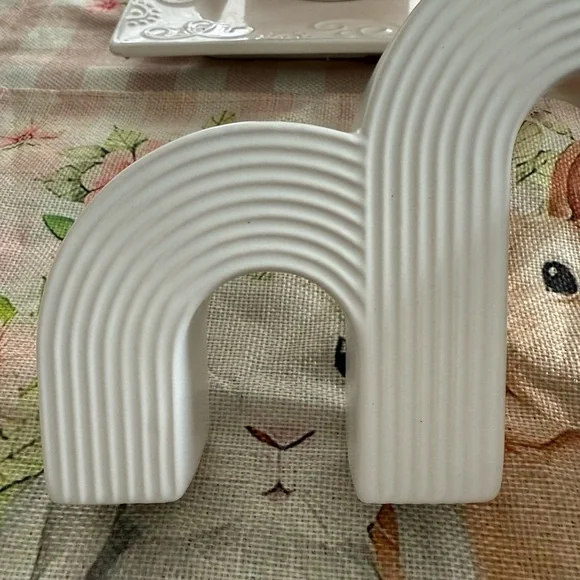 Chic White Arch Candle Holder - Picture 5 of 6